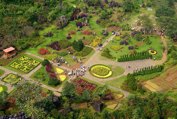 view-nhin-tu-tren-cao-dinh-nui-ham-rong-du-lich-sapa-mua-he