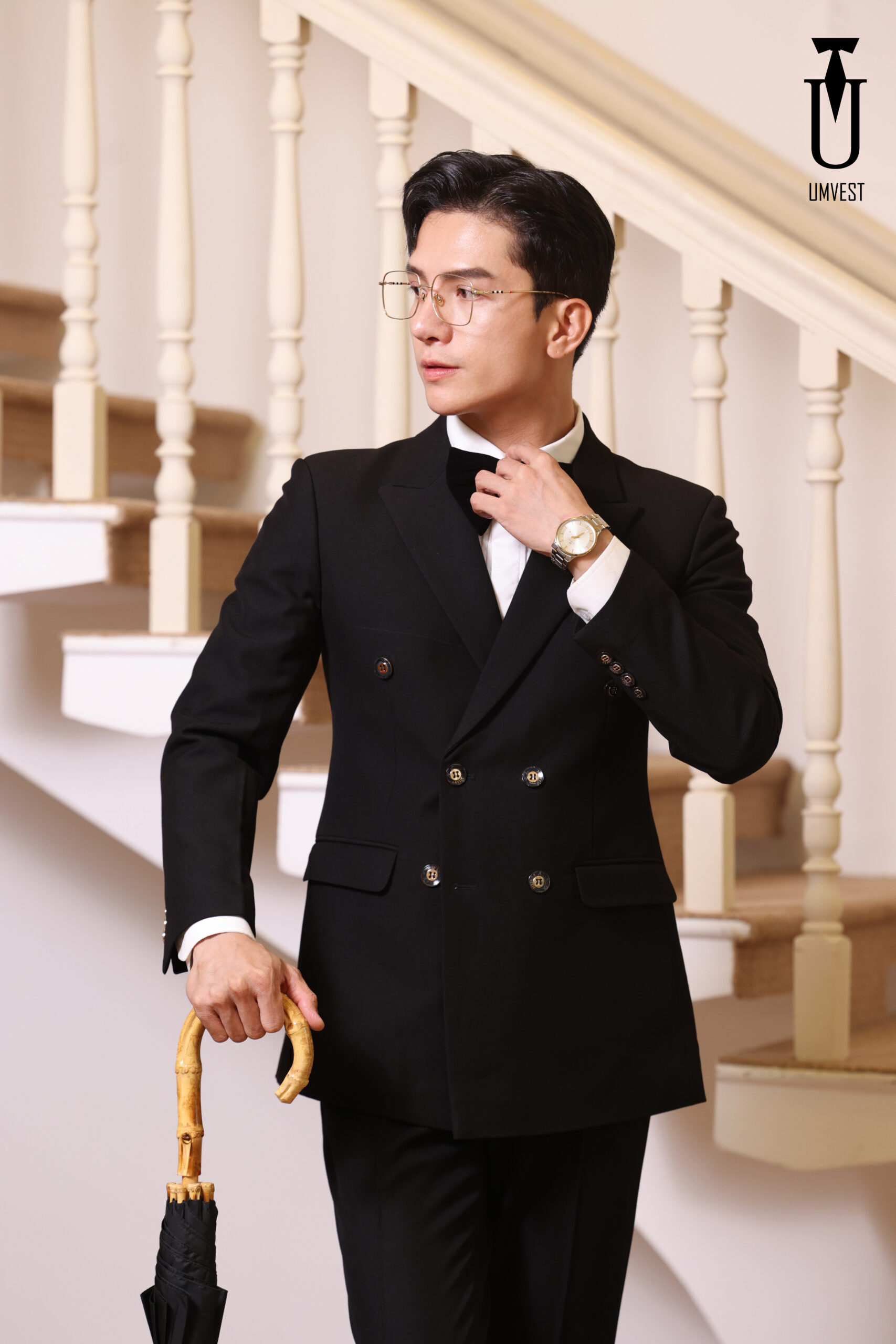 vest-chu-re-double-breasted-den-tuyen-trang-trong