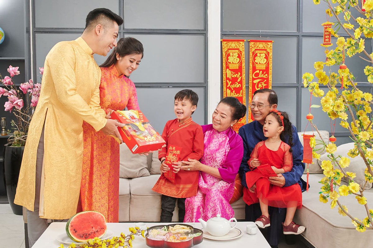 nàng dâu mới nên cùng chồng đi chúc tết họ hàng