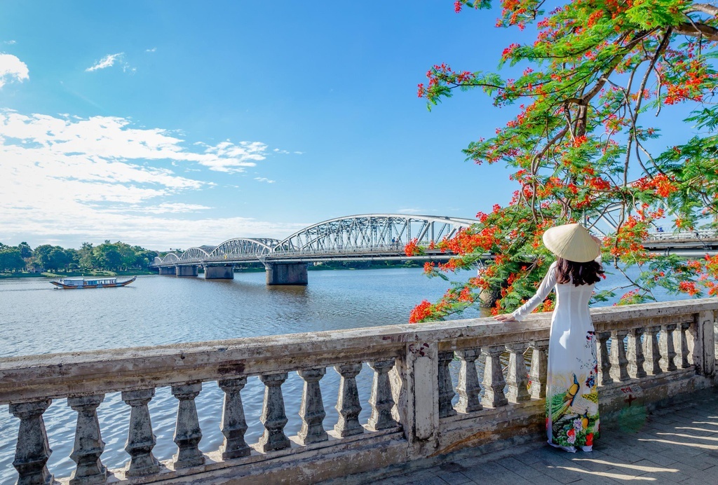 ngam-song-Huong-tru-tinh-du-lich-Hue