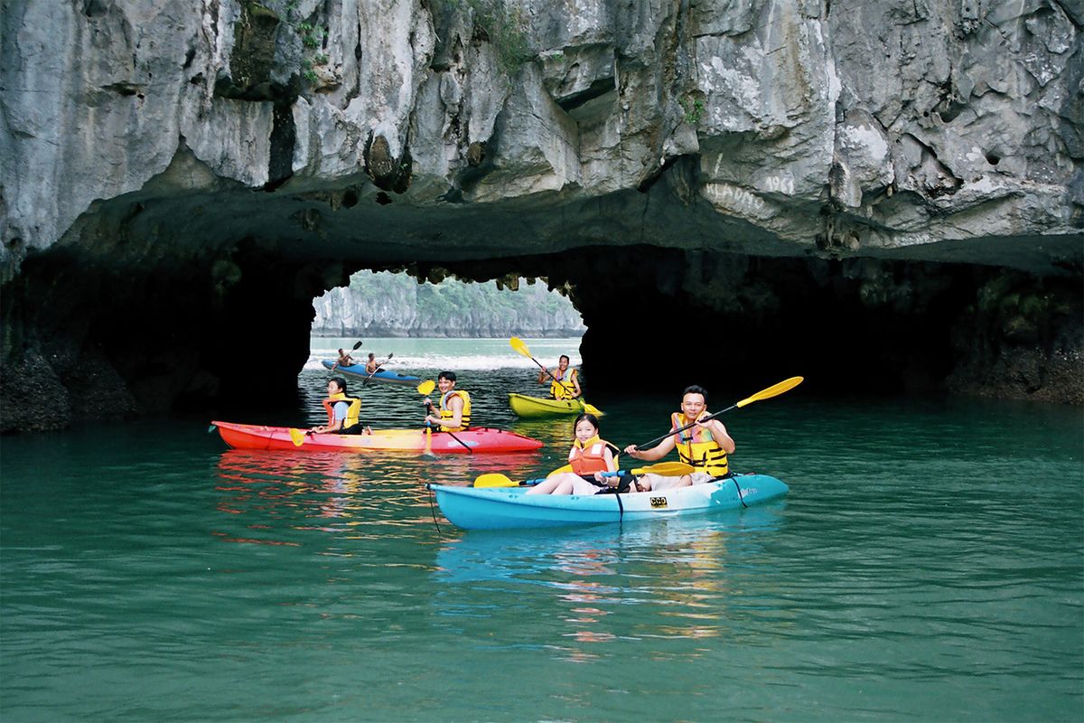 Hang-Luon-Ha-Long-huu-tinh-du-lich-mua-he