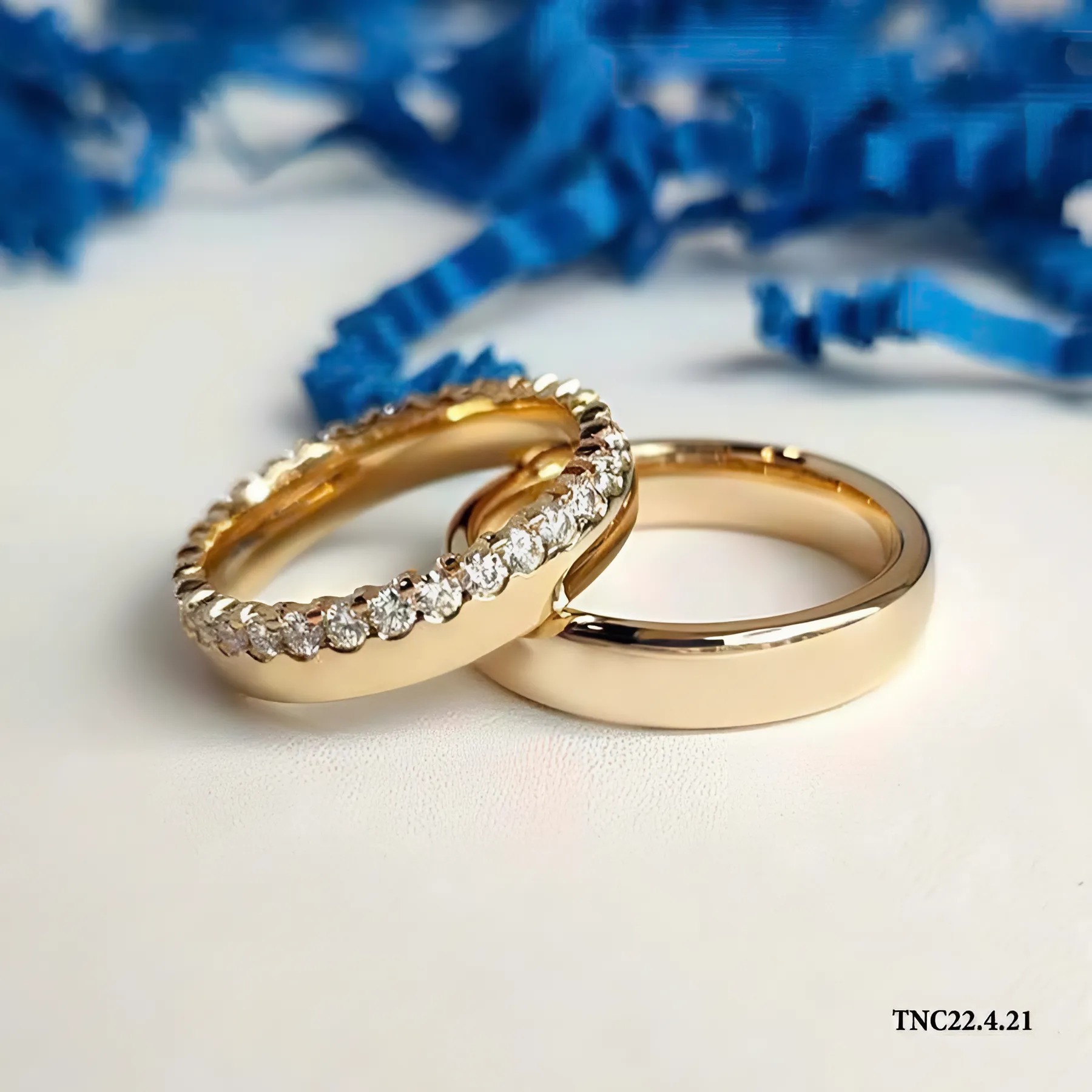 cặp nhẫn cưới được làm từ vàng đồng