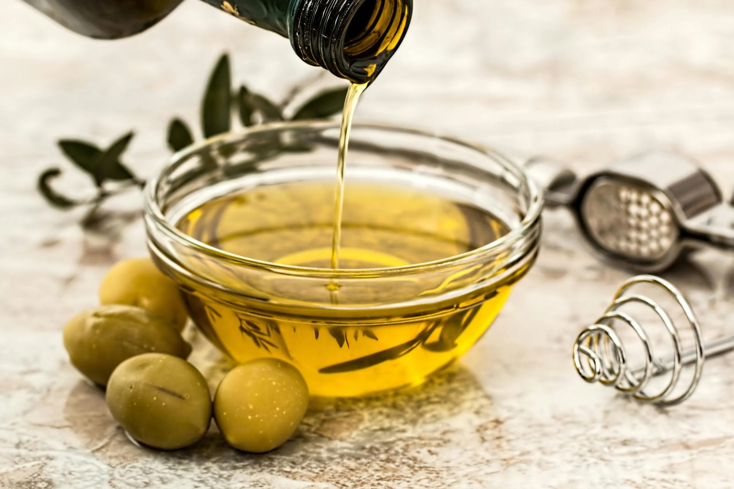 Dầu oliu trong chén chứa chất béo tốt hỗ trợ giảm cân