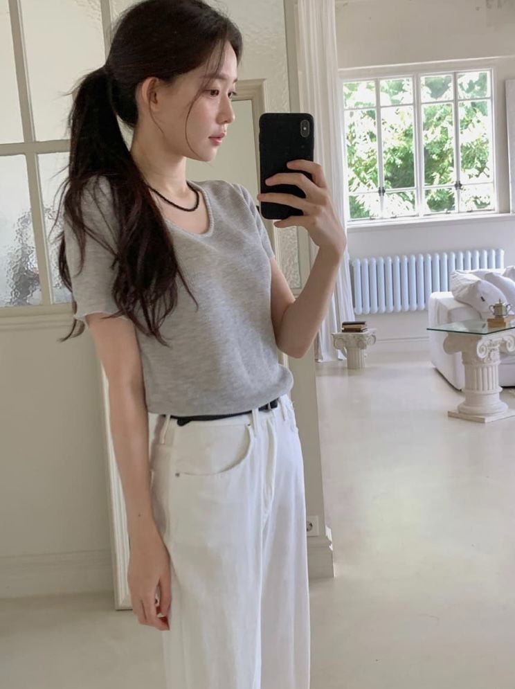 6 mẫu áo basic mặc đẹp suốt hè không lỗi mốt - 2