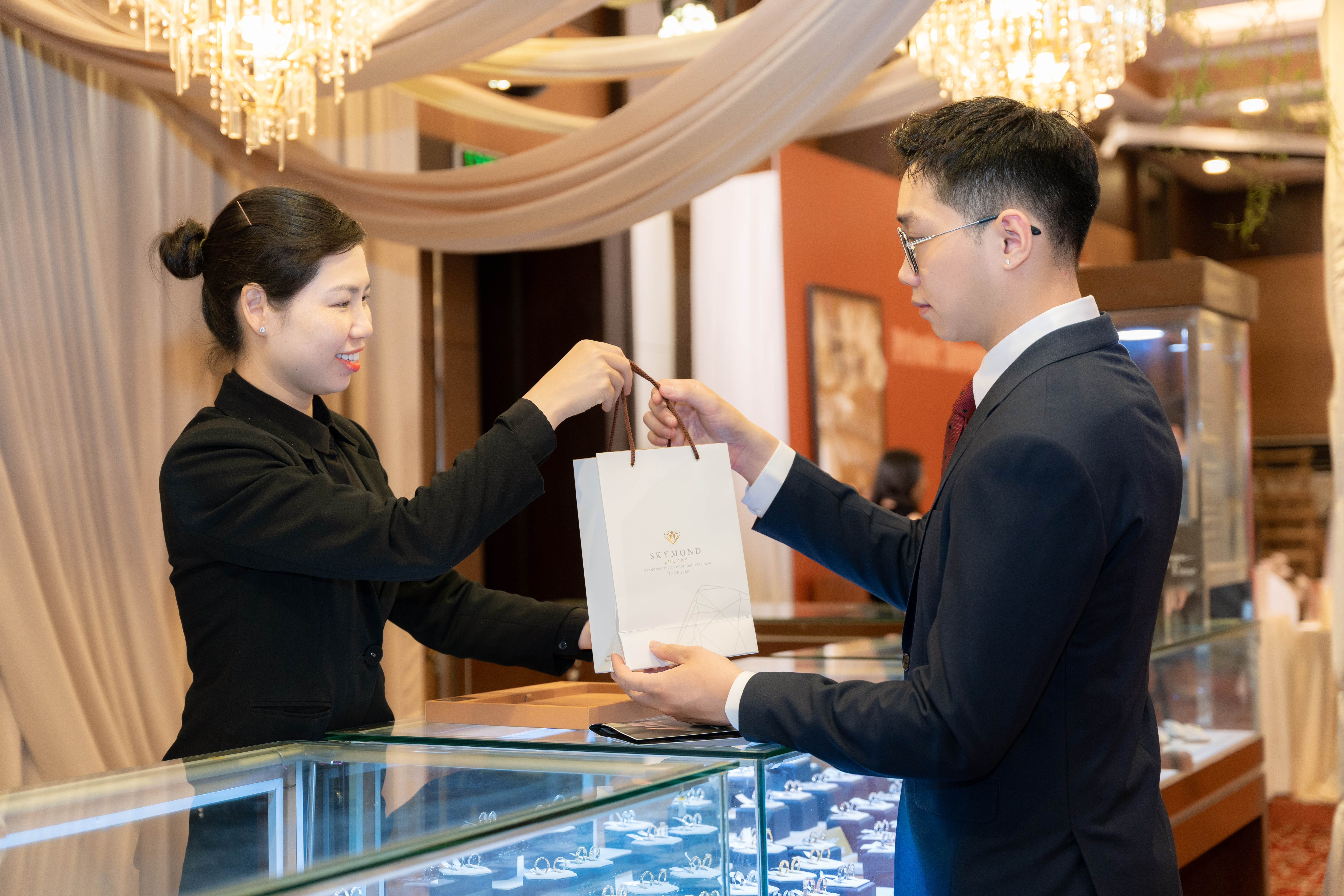 Eternal Bond Dẫn Đầu Xu Hướng Nhẫn Cưới Cá Nhân Hóa 2025