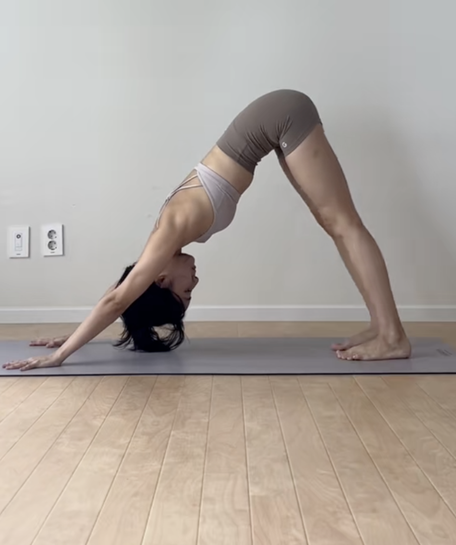 Động tác yoga giữ trong 2 phút, càng tập càng trẻ lâu - Ảnh 4