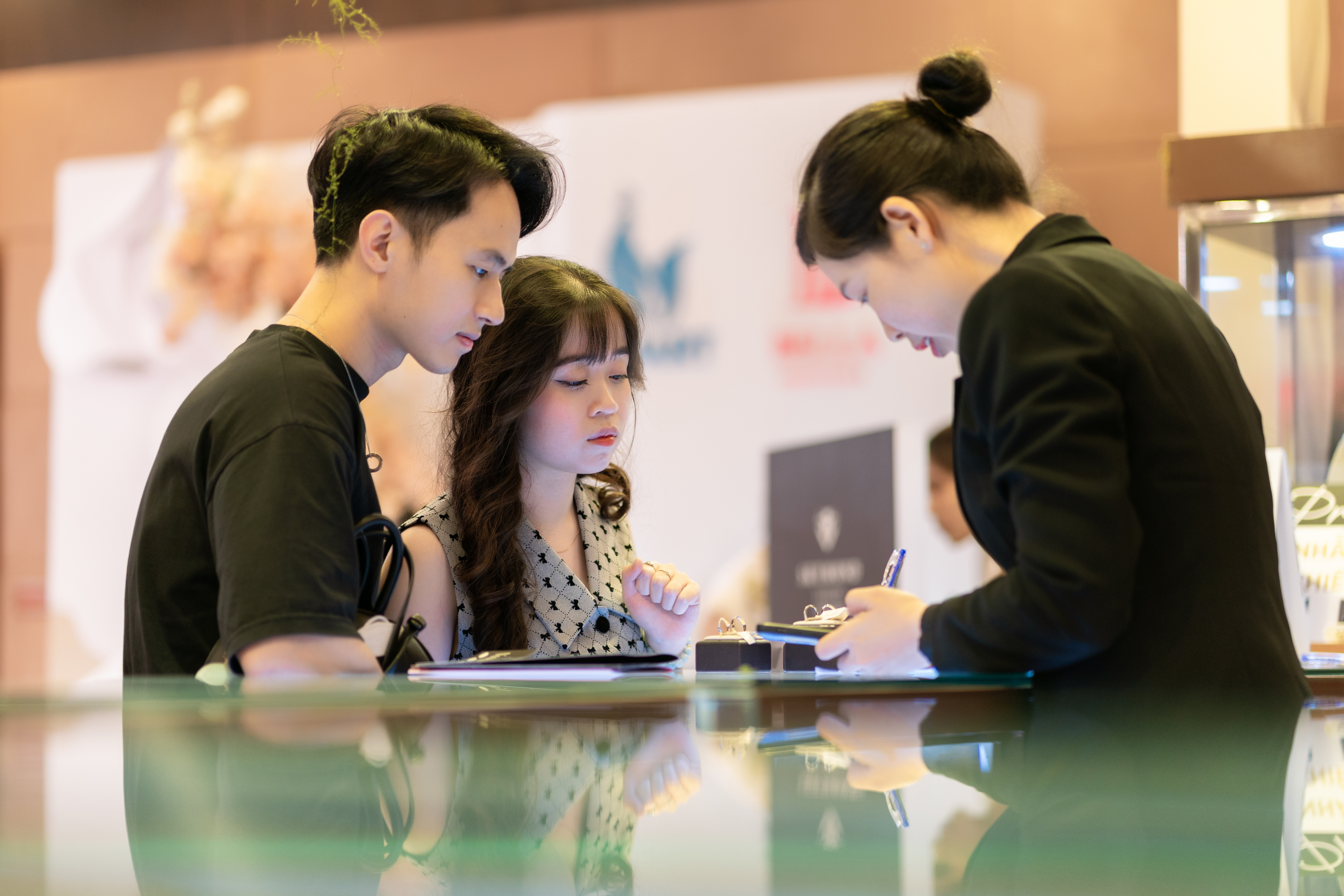 khach-hang-noi-gi-ve-nhan-cuoi-cua-skymond-luxury